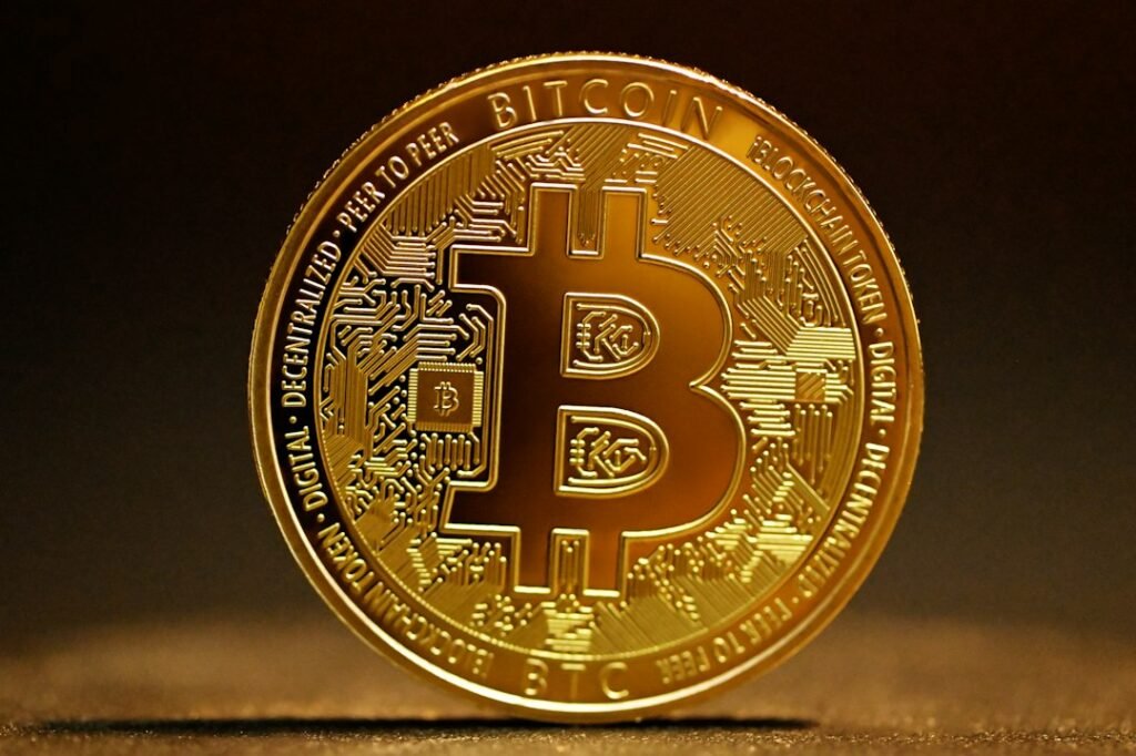 Bitcoin dorado sobre una mesa, imagen para artículo sobre impuestos por tener criptomonedas sin vender