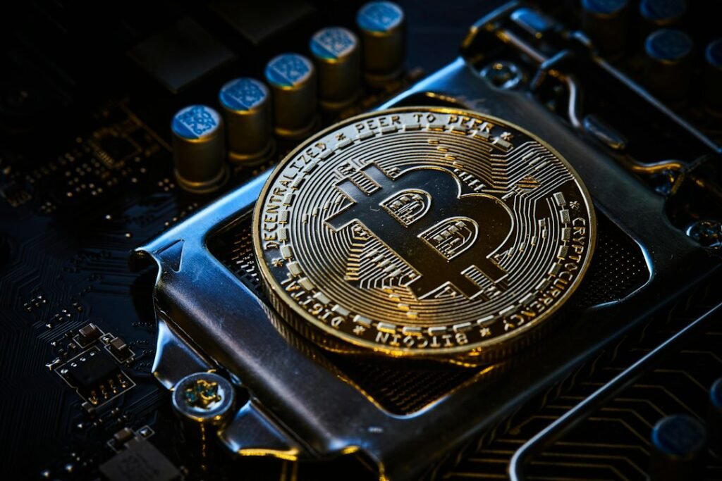 Bitcoin sobre una placa base de ordenador, minería de criptomonedas