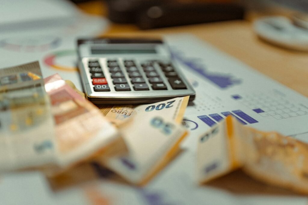 Calculadora sobre un montón de dinero, ilustrando los tipos impositivos del ahorro en 2026