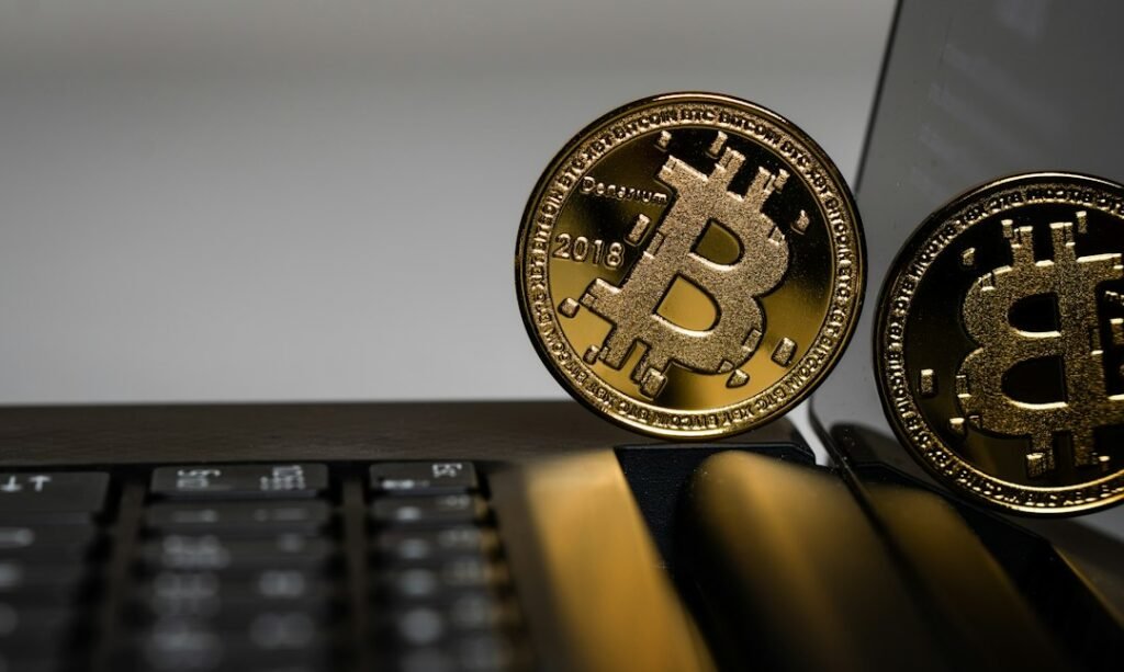 Dos bitcoins dorados sobre superficie oscura, intercambio cripto-cripto swap