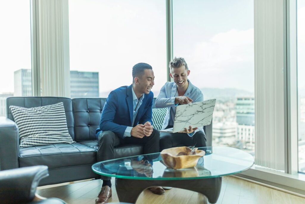 Dos personas de negocios conversando en un sofá, sobre gestorías especializadas en fiscalidad de criptomonedas