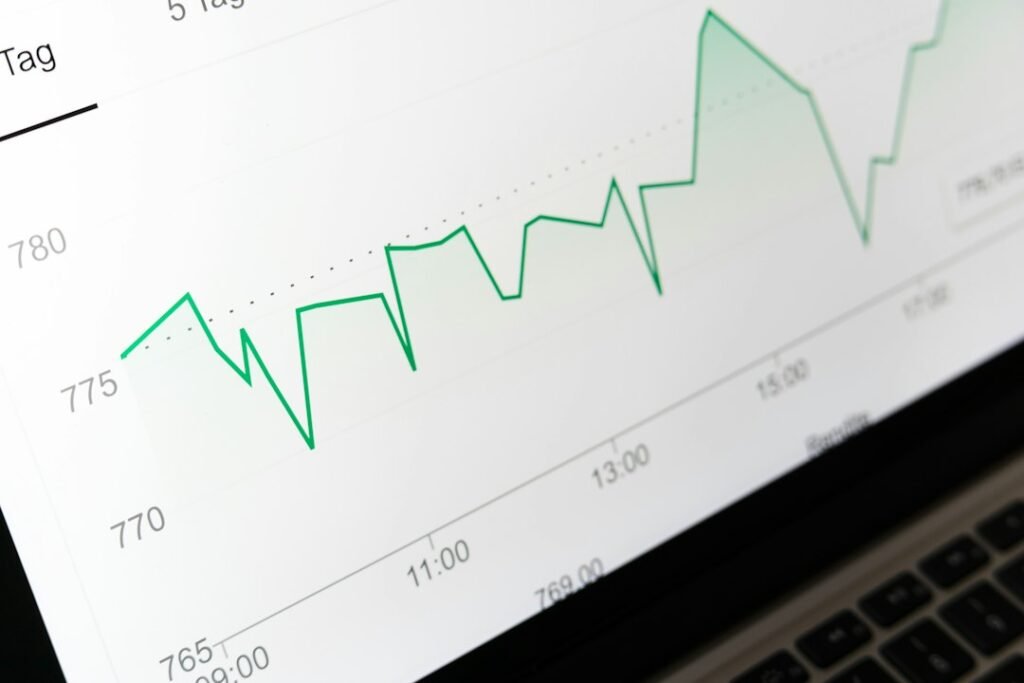 Gráfico de mercado en pantalla, cómo tributan los fondos de inversión en España