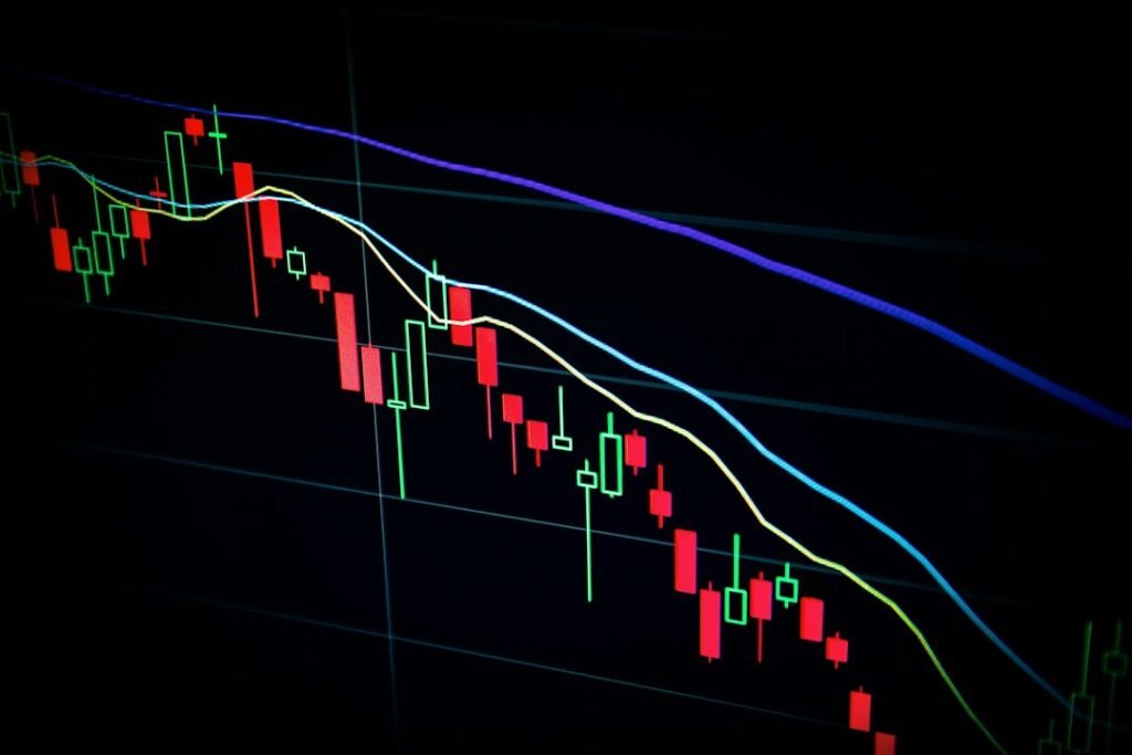 Gráfico de velas en pantalla oscura, traspaso de fondos de inversión