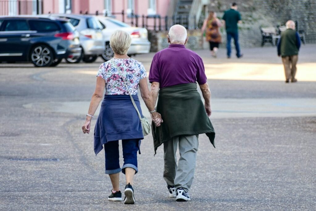 Hombre y mujer caminando por la calle, planes de pensiones de empleo