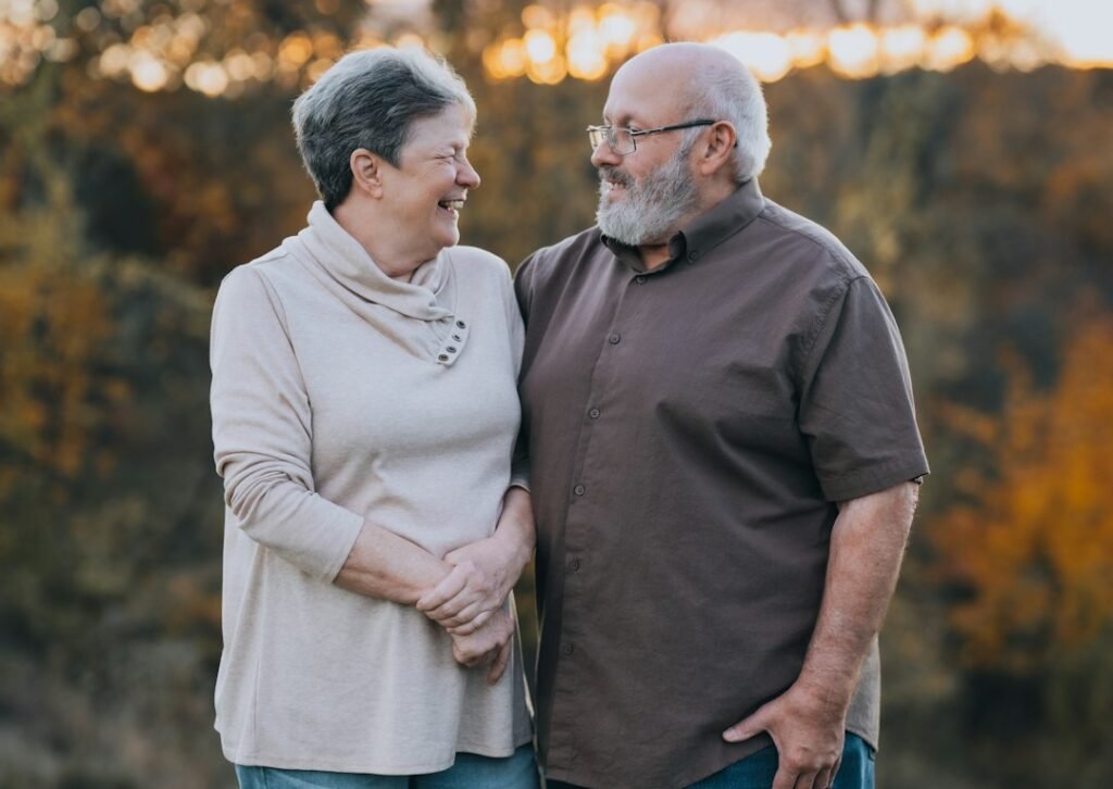 Hombre y mujer de pie en un campo, cómo afecta el rescate de un plan de pensiones a otras rentas