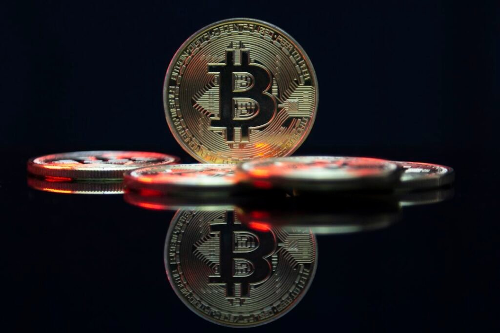 Moneda de bitcoin sobre una mesa, exchanges de criptomonedas que informan a Hacienda