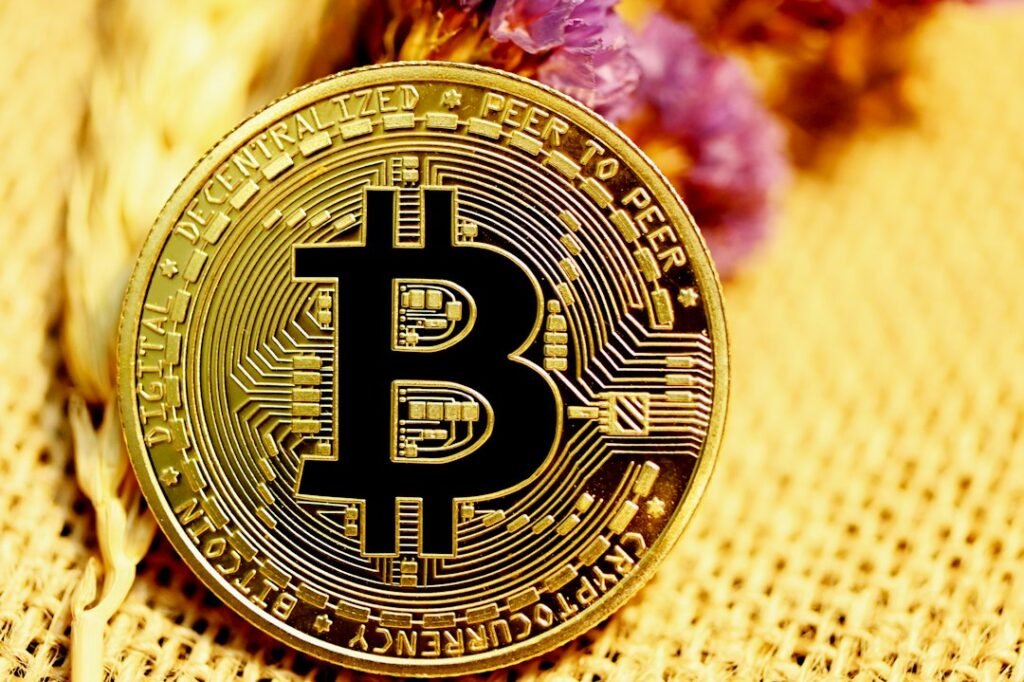 Moneda negra y dorada, herramientas para calcular impuestos de criptomonedas