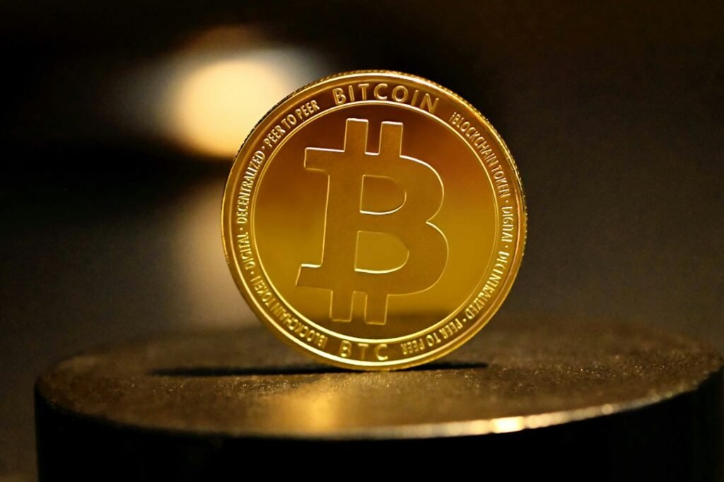 Monedas de oro y plata apiladas, fiscalidad de airdrops y recompensas cripto