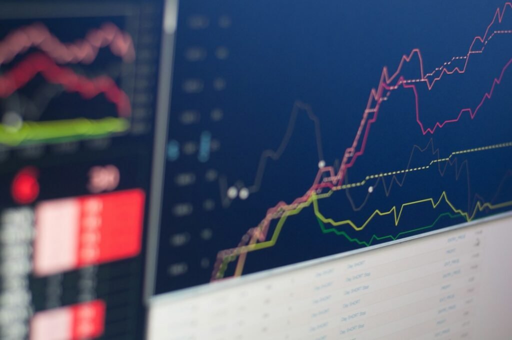 Monitor con gráfico de rendimiento, diferimiento fiscal en fondos de inversión