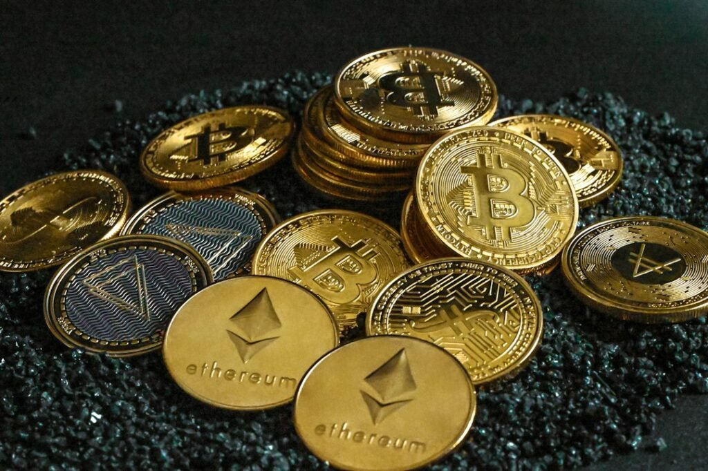 Montón de bitcoins sobre grava, pérdidas en criptomonedas