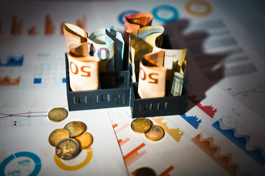 Montón de dinero sobre una mesa, cómo declarar el reembolso de un fondo de inversión