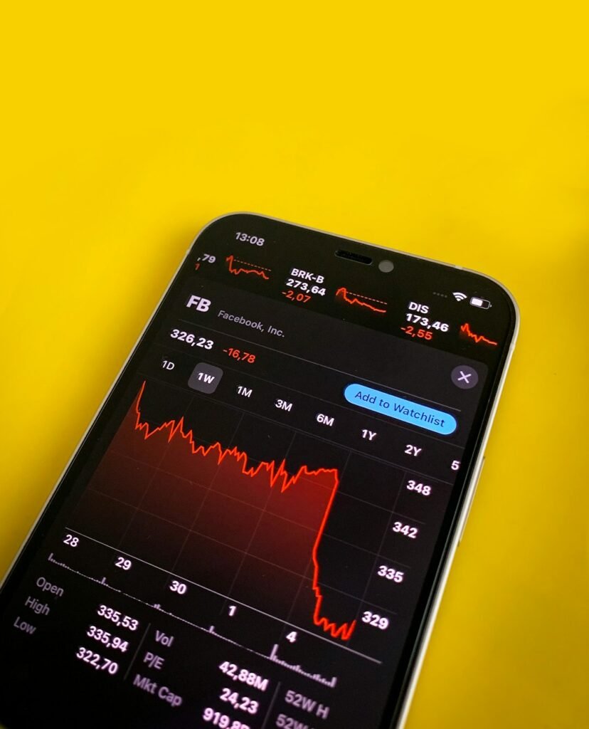 Móvil mostrando un gráfico de mercado, ilustrando los mejores softwares para calcular impuestos de inversión