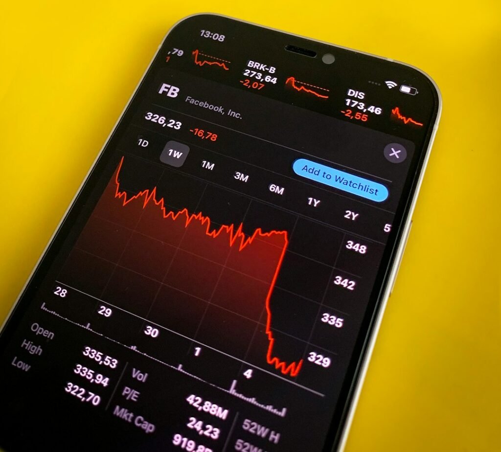 Móvil mostrando un gráfico de mercado, ilustrando los mejores softwares para calcular impuestos de inversión