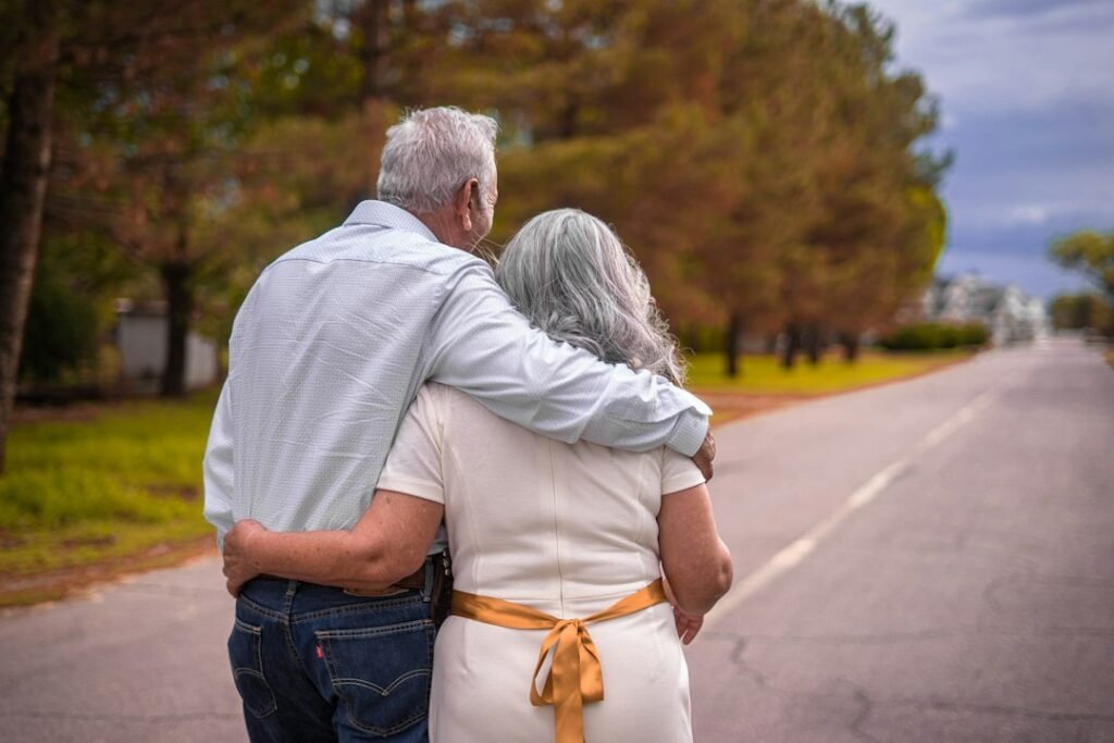 Pareja mayor caminando cogidos del brazo, mejores planes de pensiones indexados