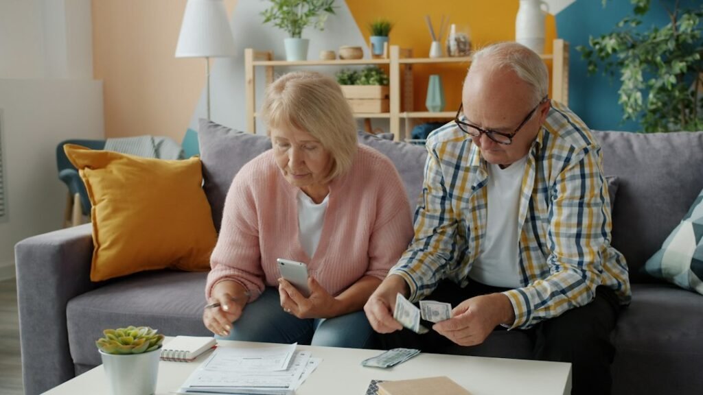 Pareja mayor gestionando sus finanzas en casa, cuánto aportar a un plan de pensiones