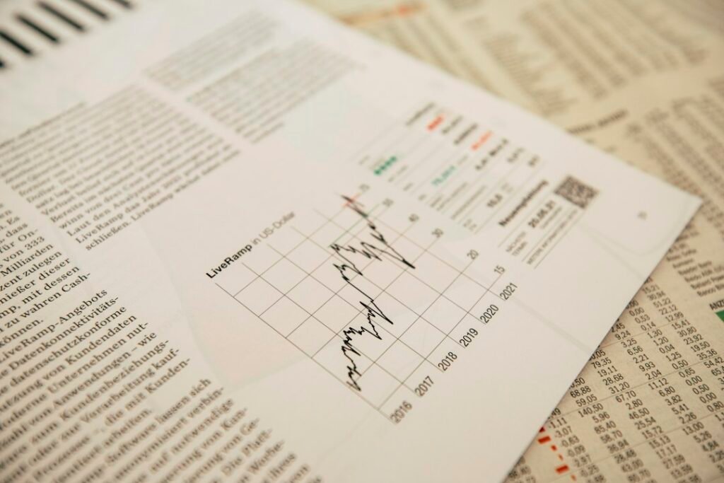 Periódico financiero con gráfico bursátil, fondos value vs indexados