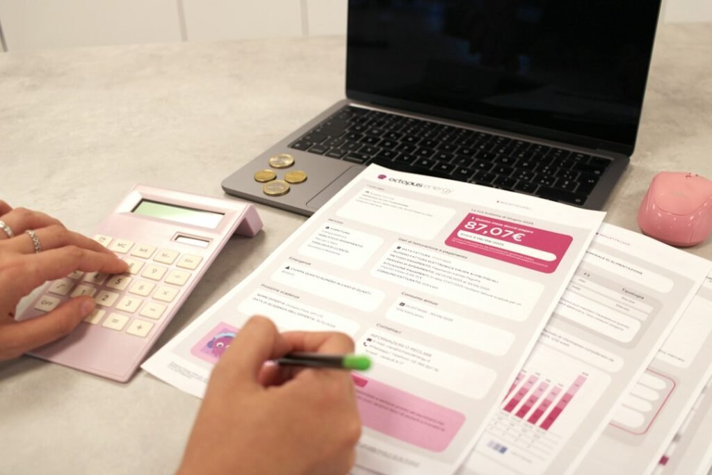 Persona calculando sus finanzas con documentos sobre la mesa, sobre alternativas gratuitas a un asesor fiscal