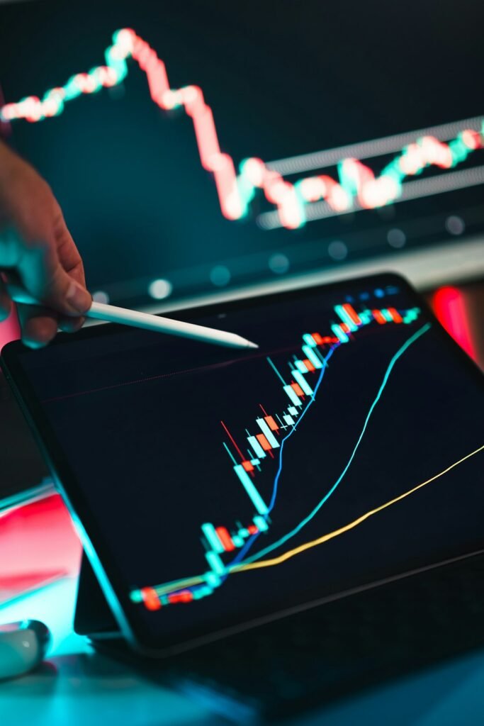 Persona señalando gráfico en tablet, fondos monetarios en 2026